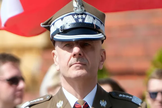 Najwyższy dowódca w Polsce zrezygnował. Kim jest gen. Andrzejczak?