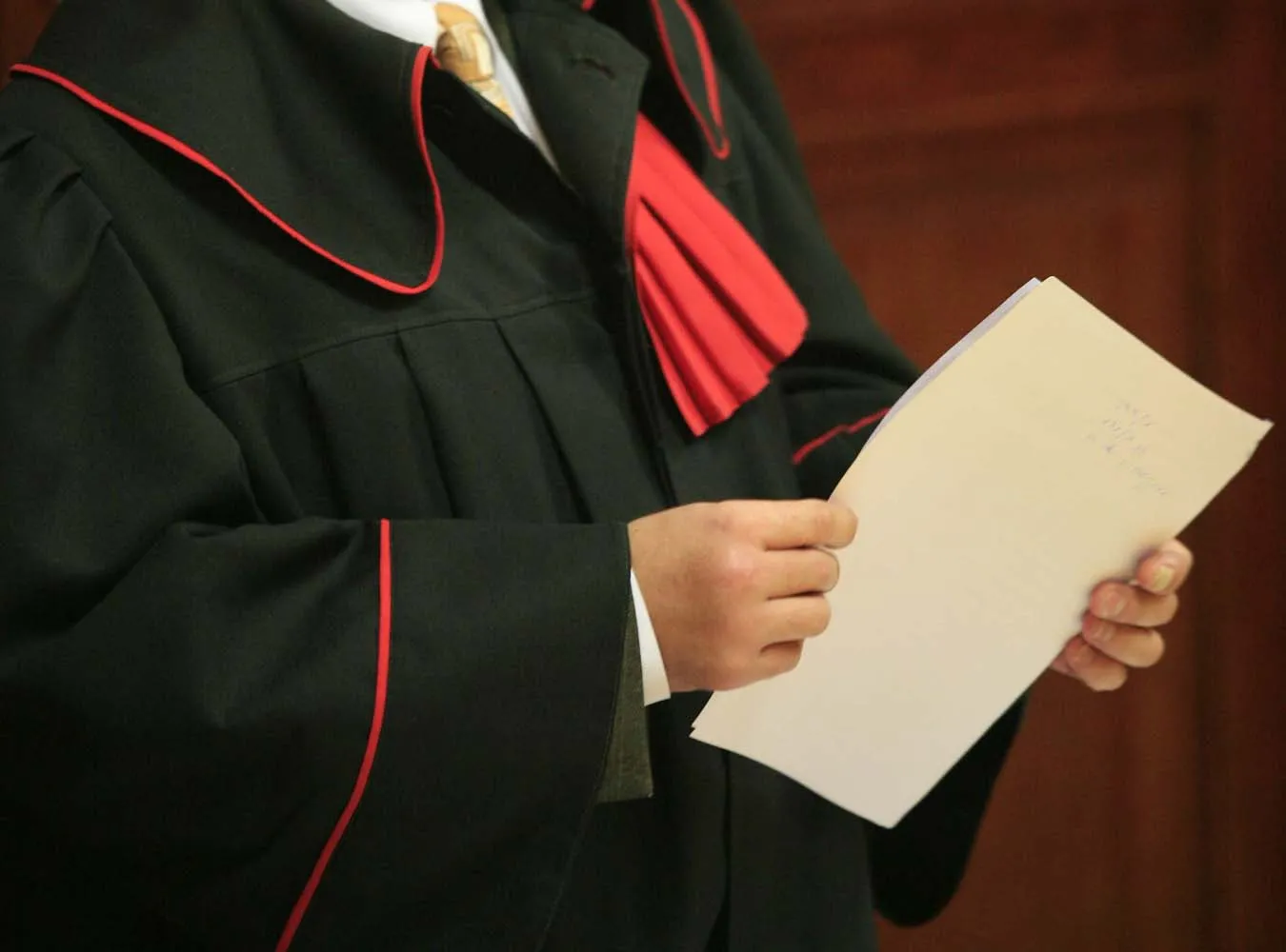 Aktor i działacz polityczny Bartłomiej M. miał popełnić 9 gwałtów. Proces toczy się z problemami