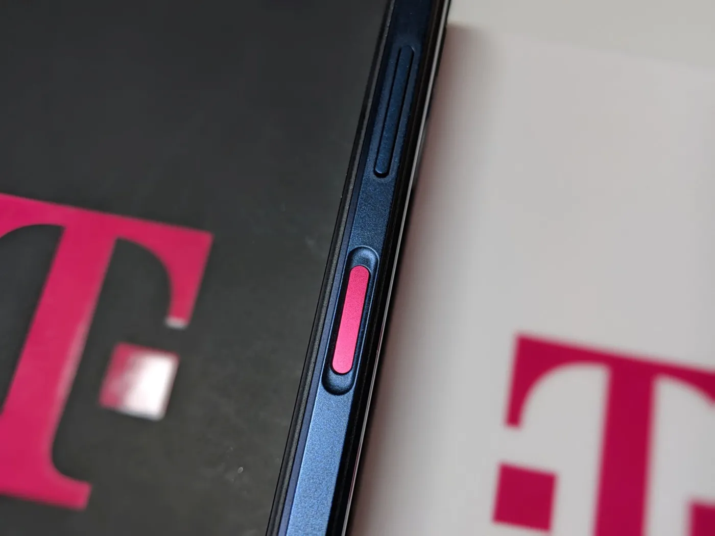 t-phone-pro-5g-2023-37964550.jpg