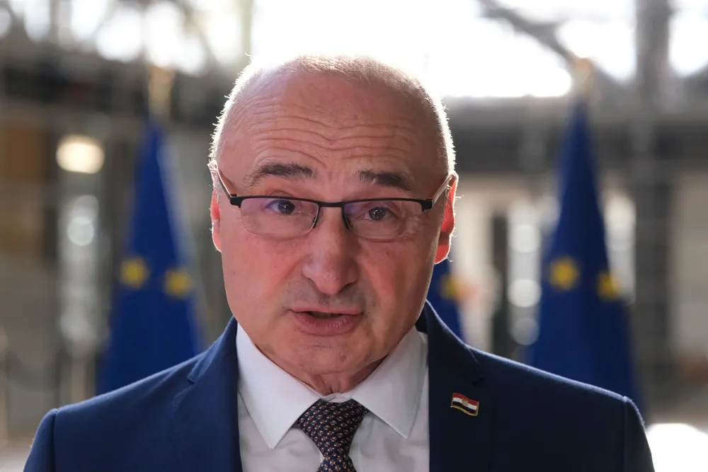 Fala krytyki pod adresem szefa chorwackiej dyplomacji. Bo próbował pocałować...