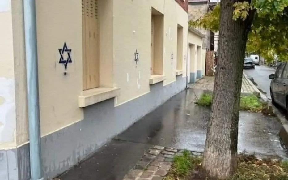 Gwiazda Dawida namalowana na murze budynku w Paryżu