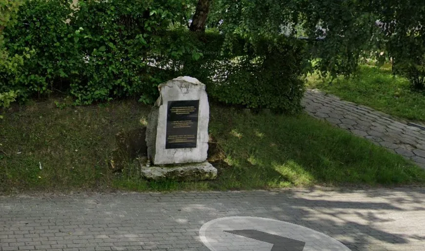 Nieznany sprawca oblał farbą pomnik upamiętniający biłgorajskich Żydów