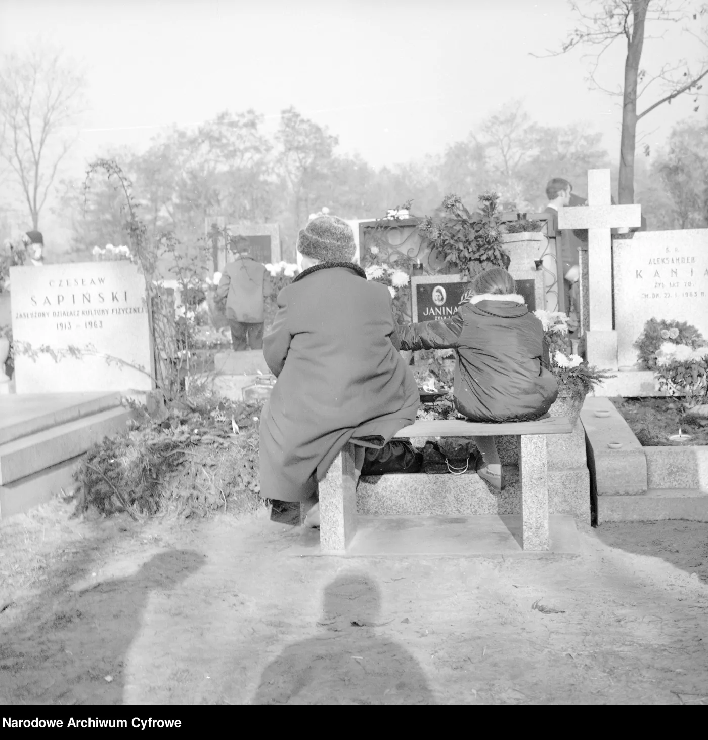 Święto Zmarłych zamiast Wszystkich Świętych. Tak wyglądał 1 listopada w PRL [FOTO]