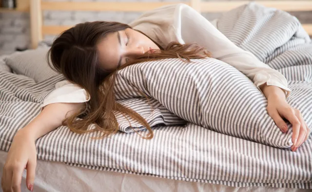 Nadmiar snu może szkodzić tak samo jak jego niedobór. Co to jest hipersomnia?