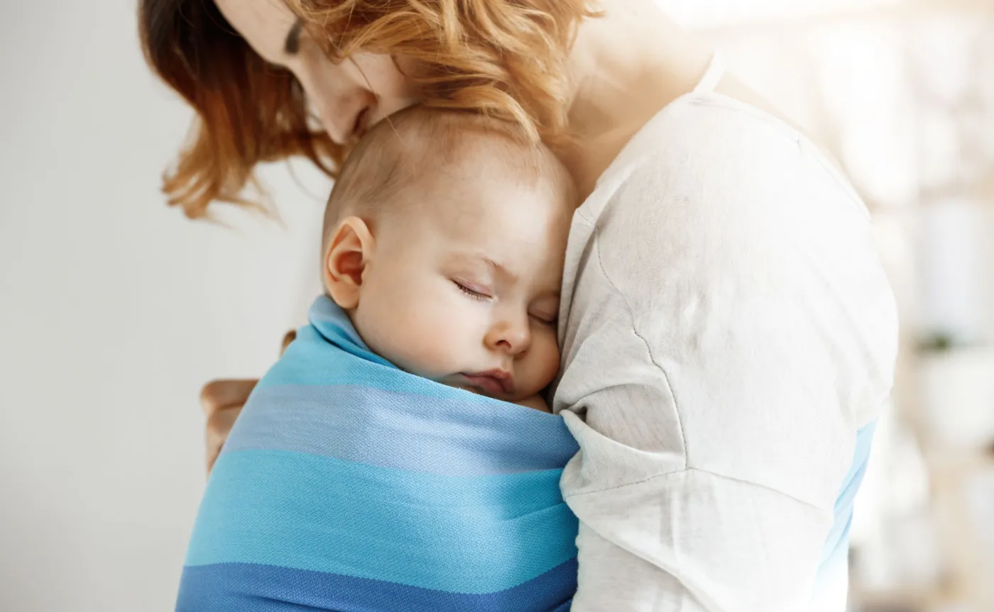Jak i w czym nosić dziecko? Radzi fizjoterapeuta
