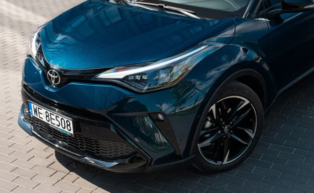 Toyota C-HR ostro tanieje! Hybryda 1.8 w cenie silnika 1.5