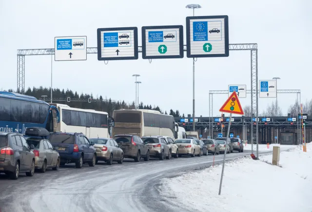 Rosja "ubolewa", że Finlandia rozważa zamknięcie granicy, ale... dowozi na nią migrantów