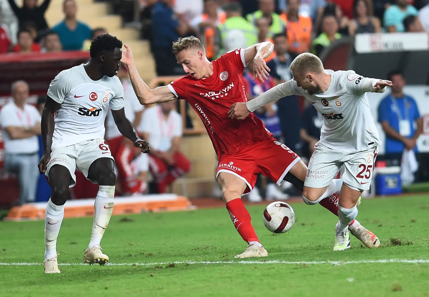 Adam Buksa (w środku)