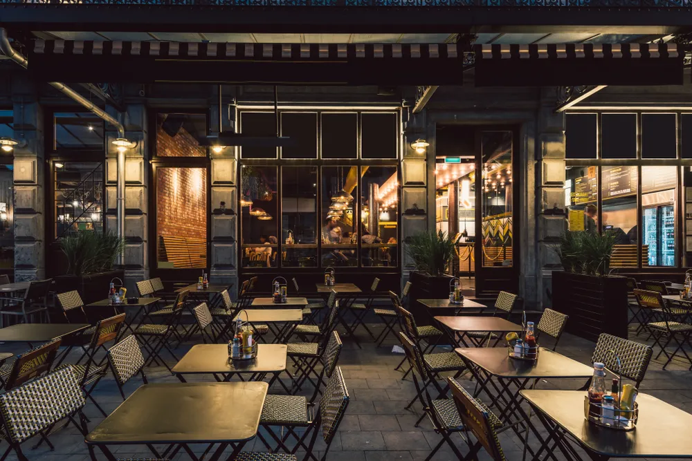 75 gości jadło kolację. Włamywacze weszli głównym wejściem... wyszli przez dach, z sejfami