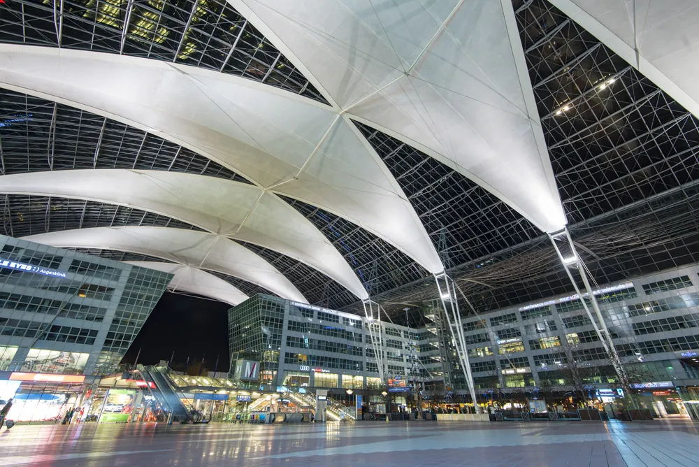 Setki pasażerów koczują na lotnisku w Monachium. Najpierw śnieg, teraz marznący deszcz...