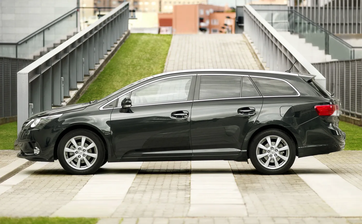 Toyota Avensis czy Ford Mondeo? Oto 7 najlepszych aut do 30 tys. zł, ale nie z Niemiec