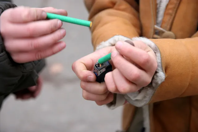 Zwrócił uwagę, by nie strzelać fajerwerkami. Został pobity