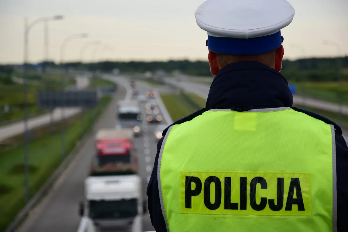 TIR-em wyprzedzał na podwójnej ciągłej, jego wybryki nagrała policja [WIDEO]