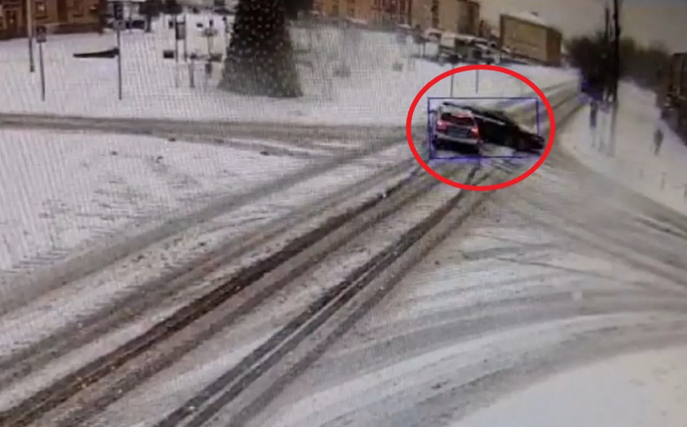 Szybki, wściekły i pijany: Skarżysko drift. Najpierw szalał Skodą po mieście, potem wjechał w radiowóz [FILM]