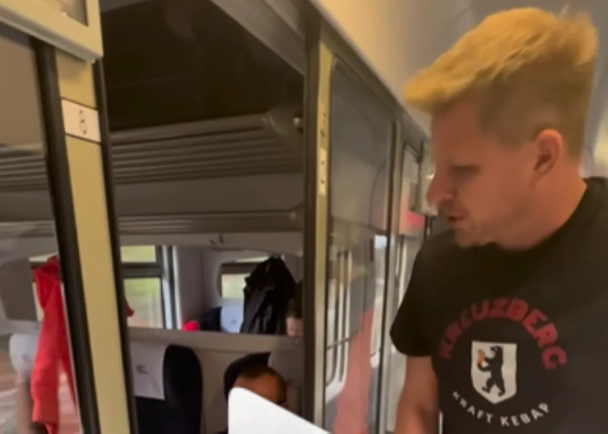 Filip Chajzer zrobił to w pociągu. "Udawane Intercity" [WIDEO]