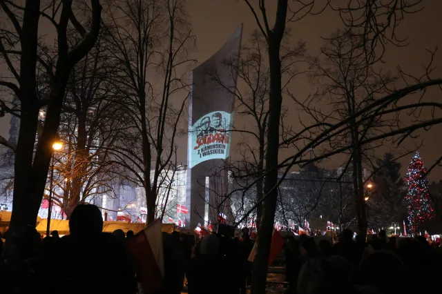 Oburzenie po wyświetleniu wizerunków Kamińskiego i Wąsika na pomniku