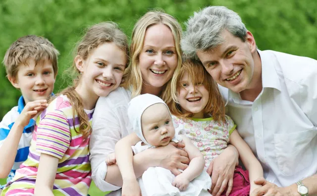 500 plus na pierwsze dziecko. Zyskają głównie najbogatsze rodziny [RAPORT]