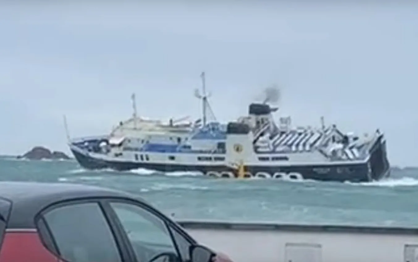 Wysokie fale i sztorm we Włoszech. Uszkodzone samochody na promie