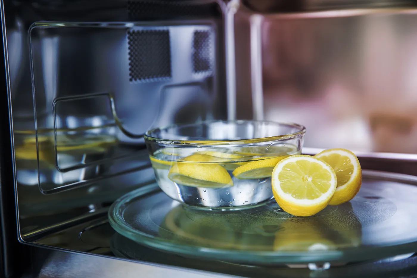 Jak szybko wyczyścić mikrofalówkę? Sprawdzone metody