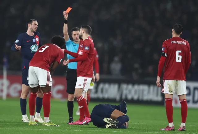 Bandycki faul mógł zakończyć karierę Kyliana Mbappe. Oczy bolą od patrzenia [WIDEO]