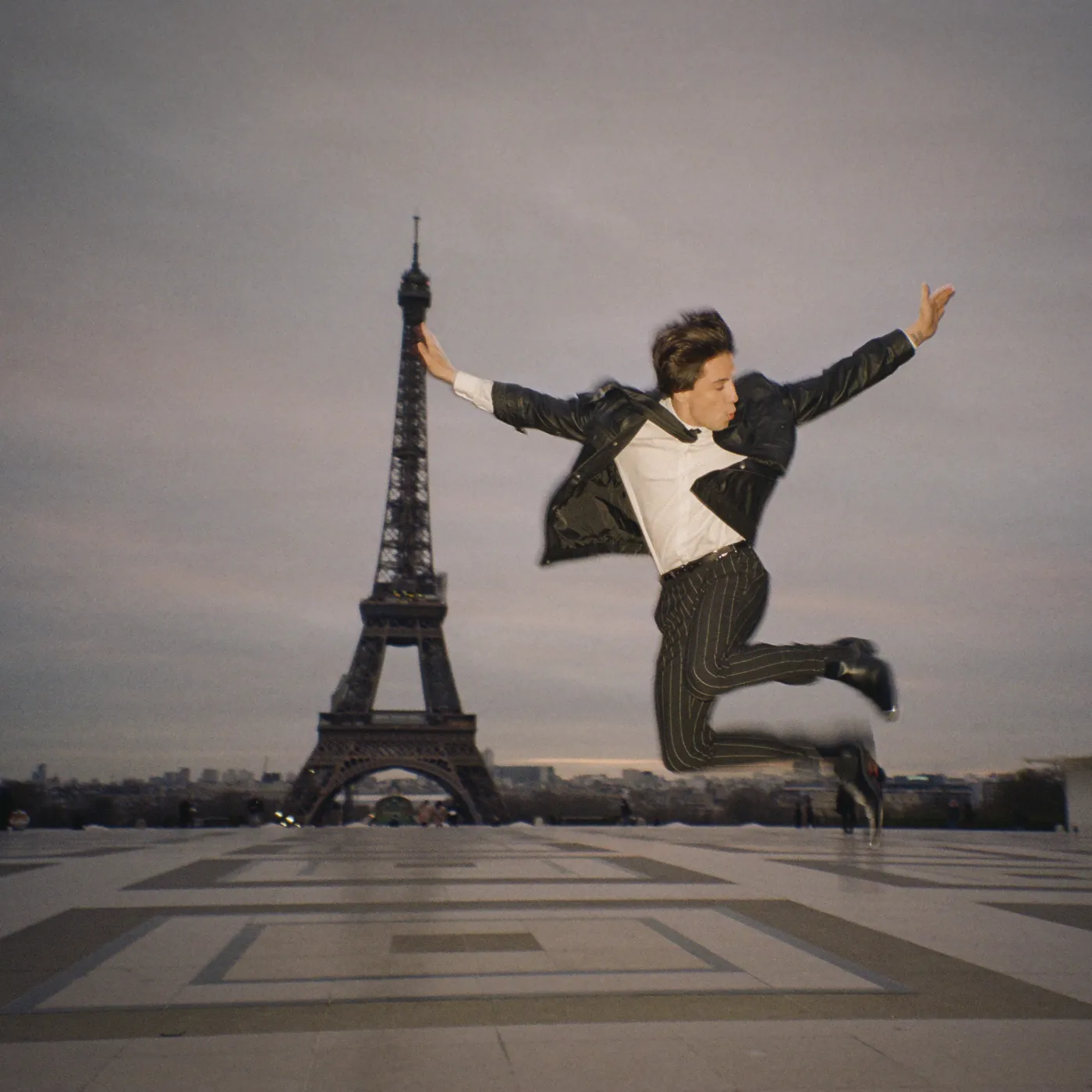 Dawid Kwiatkowski przedstawia singiel "Café de Paris"