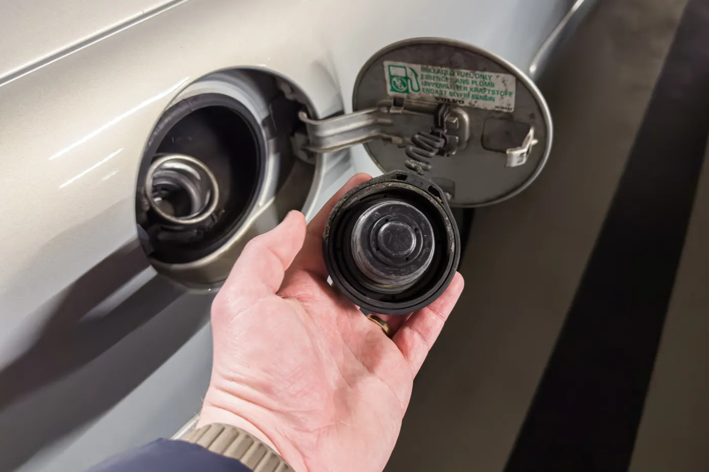 Prosty trik ułatwia tankowanie. Każdy kierowca powinien o tym wiedzieć