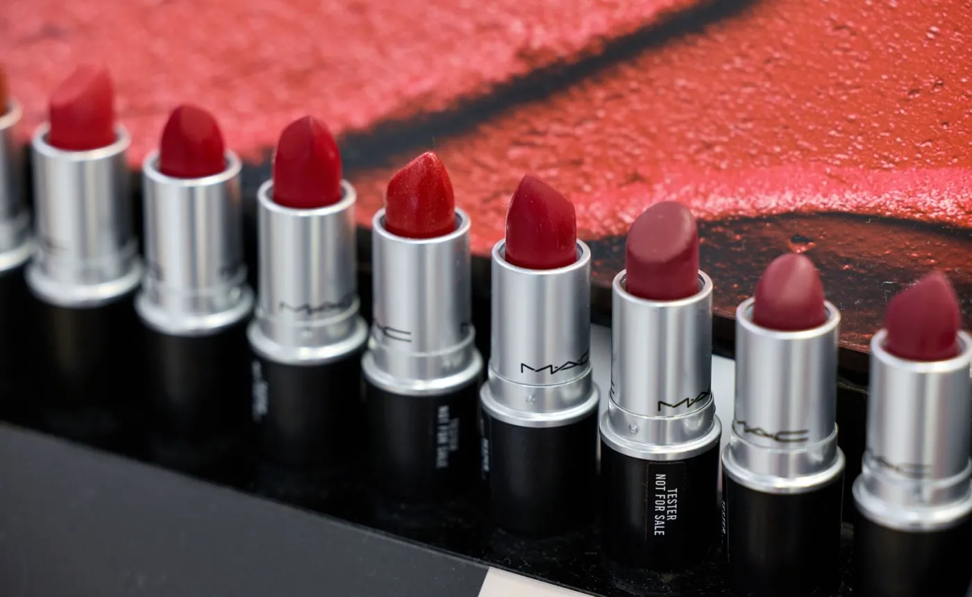 Burza wokół szminki Russian Red. "Kolor krwi zabijanych Ukraińców"