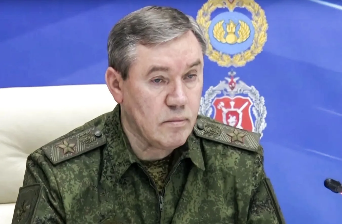 "Zaginiony" szef rosyjskich sił zbrojnych pojawił się w Awdijiwce. Wręczył nagrody