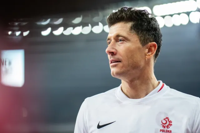 Lewandowski przemówił do kibiców z... budki ratowniczej. "Forca Barca!" [WIDEO]