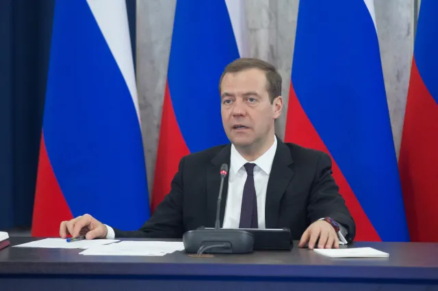 Miedwiediew uderza w Zachód: Zarabia na konflikcie ukraińskim