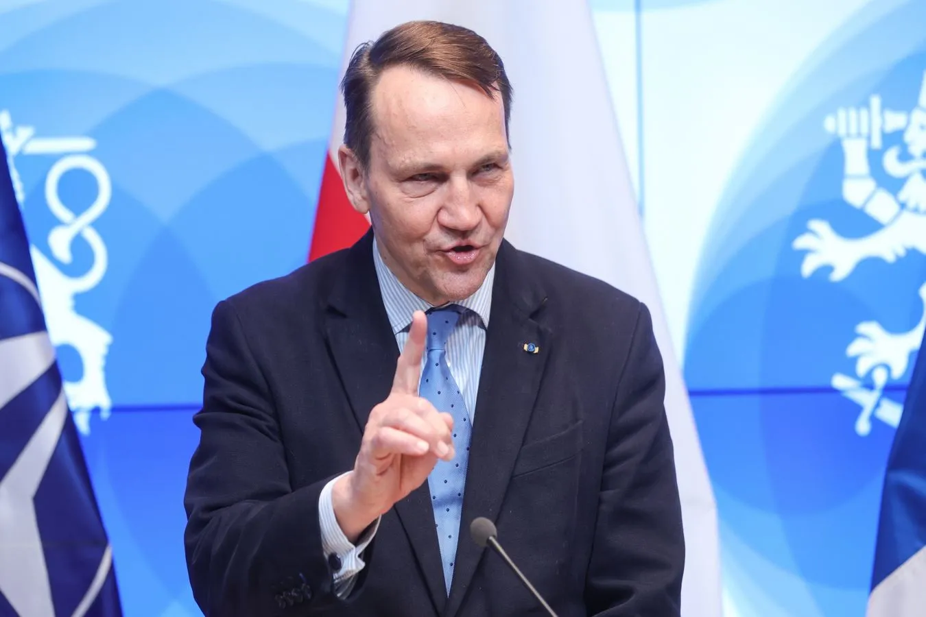 Sikorski nie może odwołać ambasadorów? B. szef MSZ: Może ich wezwać do kraju