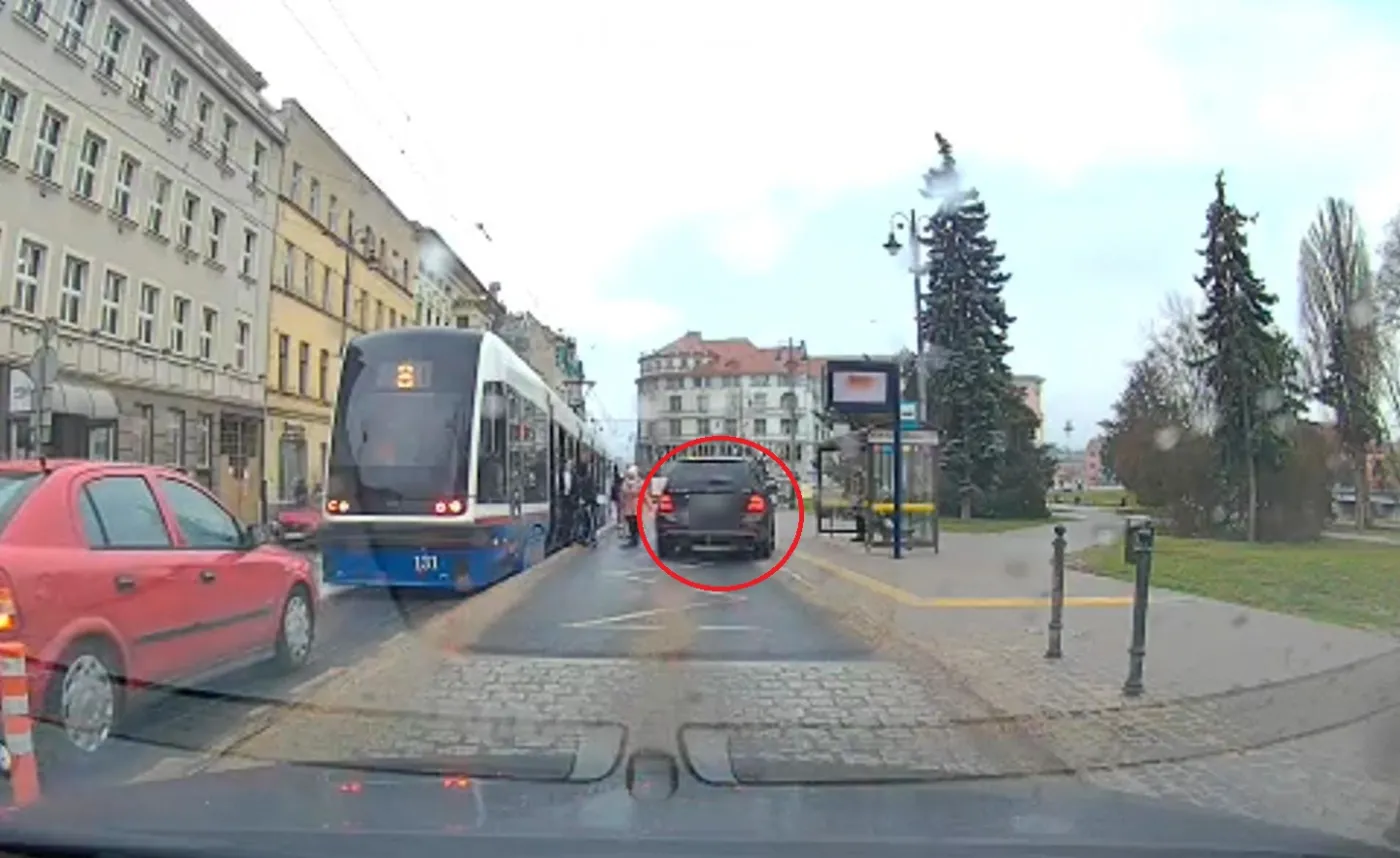 Bydgoszcz: niemal przejechał po stopach ludziom wysiadającym z tramwaju [NAGRANIE]