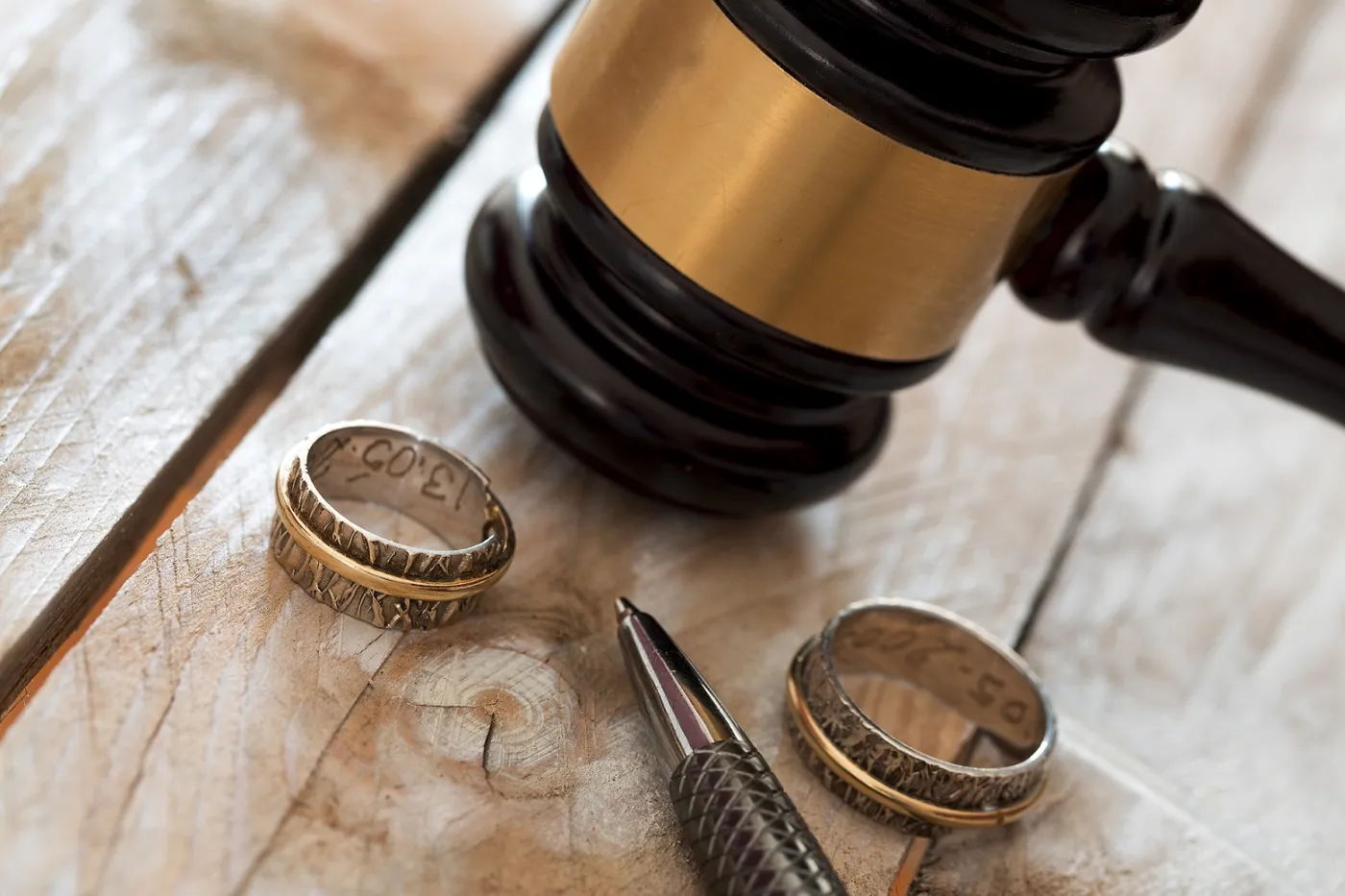 Podatek od prezentów ślubnych: kiedy trzeba zapłacić bez wezwania, a kiedy fiskus wyda nakaz