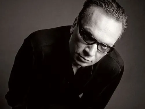 Ta piosenka miała trzy różne zakończenia. Grzegorz Ciechowski atakował nią kolegów z branży