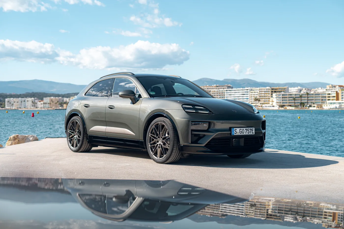 porsche-macan-turbo-38167384.jpg