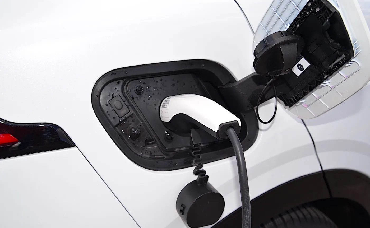 Koncern nadal wierzy w auta elektryczne. Ale przezornie rozszerzy ofertę... hybryd. I to znacząco