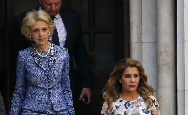 Nazywana jest "stalową magnolią". To ona rozwiodła Dianę i Karola