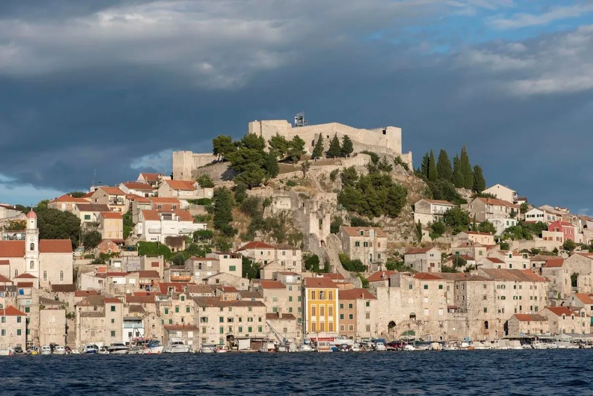 Niedoceniany brylant Chorwacji. Sibenik - magiczne miasto na rodzinne wakacje [FOTO]