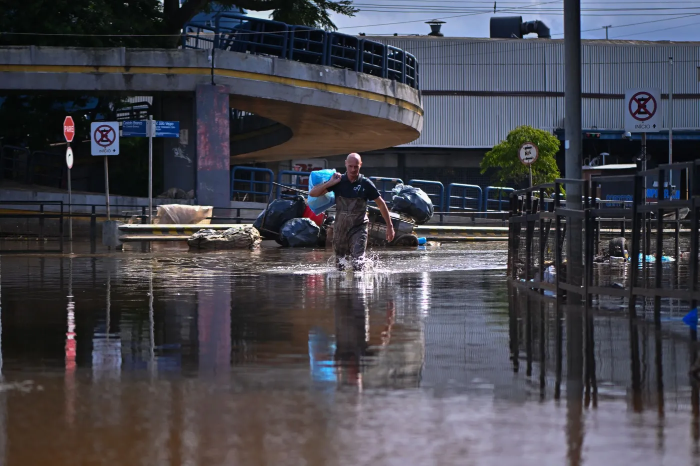 Wielka powódź. Na ulicach zalanych miast pojawiły się piranie