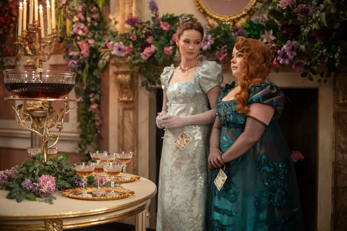 Hannah Dodd jako Francesca Bridgerton i Nicola Coughlan jako Penelope Featherington w 3. sezonie serialu "Bridgertonowie"