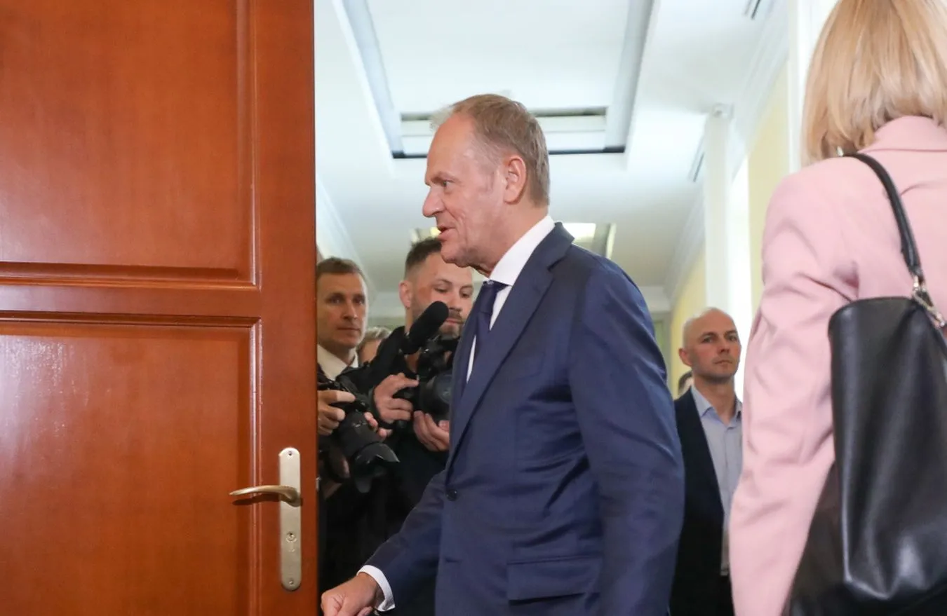 Czy Tusk powinien kontynuować największe inwestycje PiS? Sondaż dla DGP i RMF FM