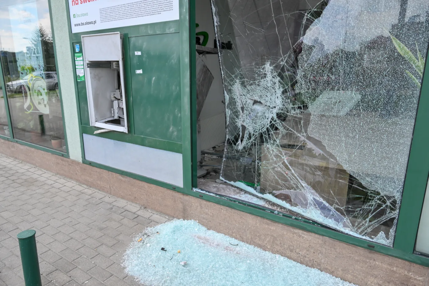 Zniszczony bankomat na osiedlu Strachocin we Wrocławiu