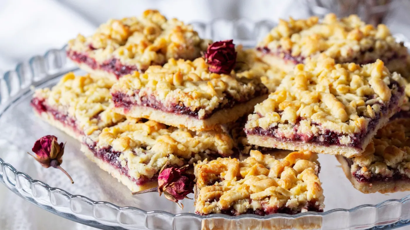 Streusel,Pie,With,Currant,And,Rose,Petal,Filling,On,A