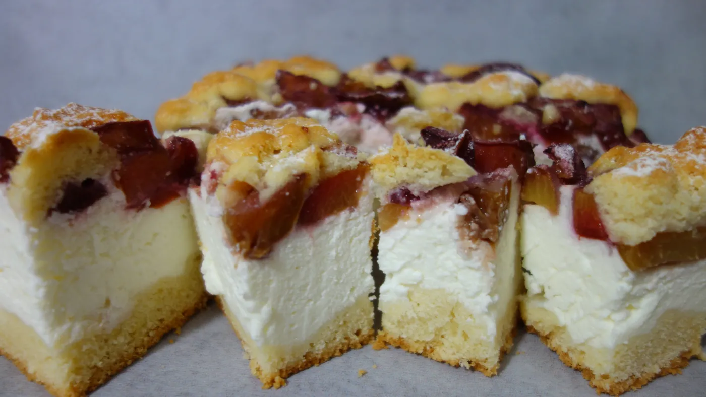 Przepyszny sernik ze śliwkami. Szybki przepis na ciasto od Heni Foks