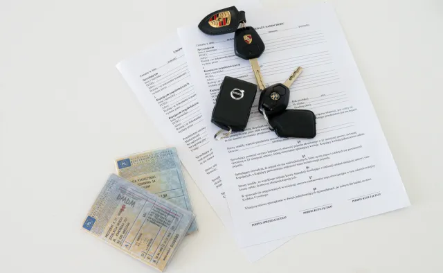 Sprzedałeś auto? Teraz masz jeden ważny obowiązek, ale możesz odebrać pieniądze