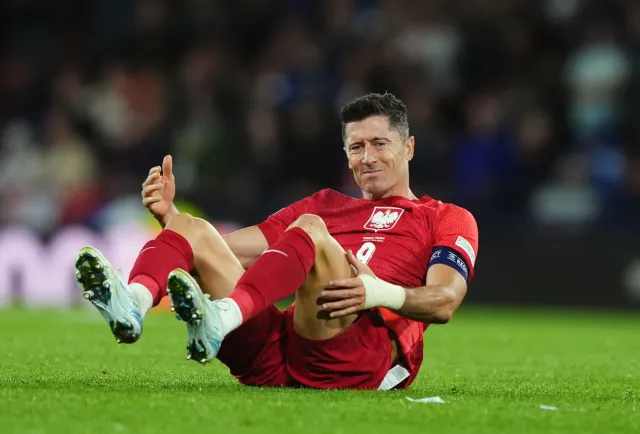 Zobacz, jak Robert Lewandowski za karę musiał robić pompki na lotnisku