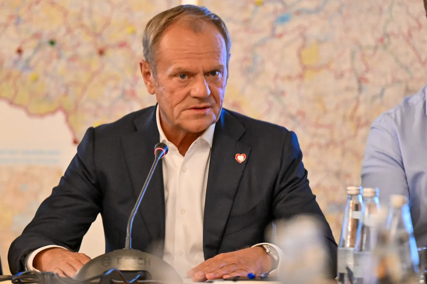 Tusk w sztabie kryzysowym: Prośba do wojewodów i zapowiedzi budowy nowych zbiorników