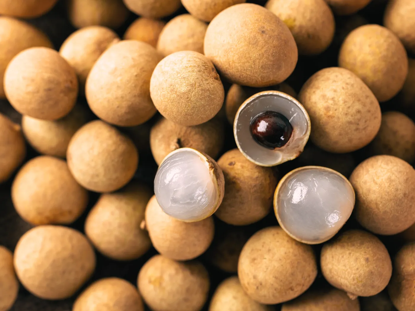 Longan Smocze Oko Longans,In,Display,Shelf,At,Modern,Market