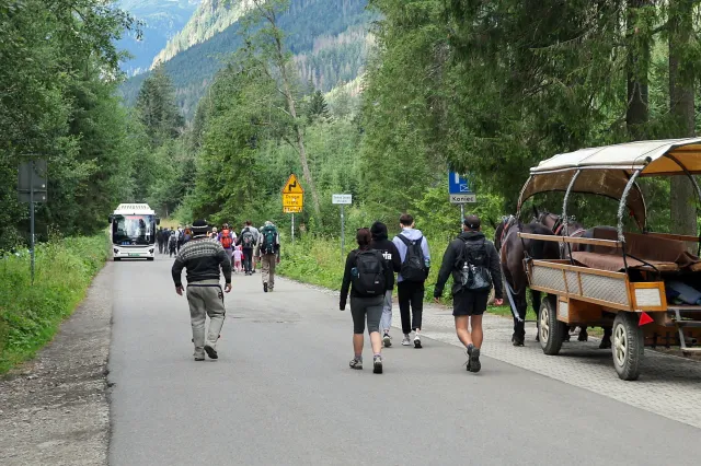 Wojna o Morskie Oko. Elektryczne busy vs. konie. Gminy wściekłe na decyzję ministerstwa