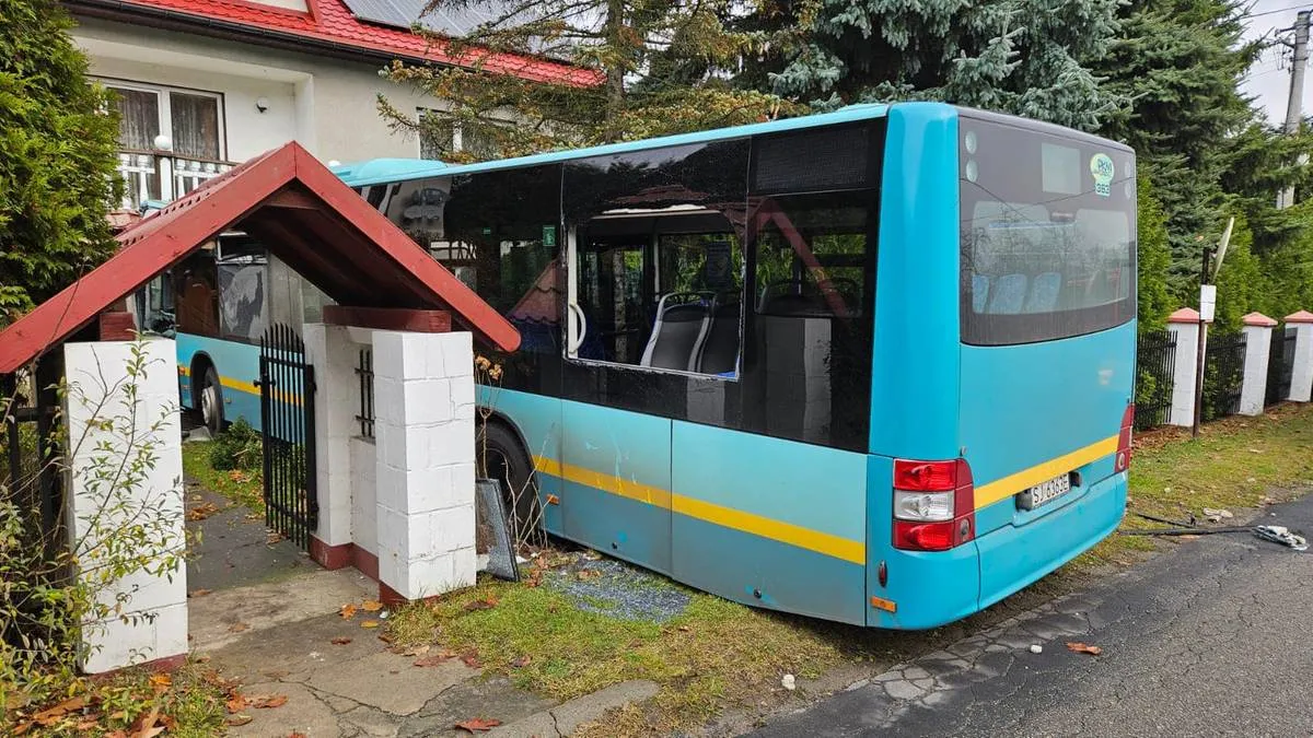 Autobus wbił się w dom (żródło: Facebook / OSP w Balinie)